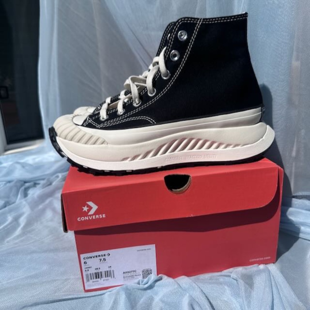 NWT Converse Platform Shoes - Picture 6 of 6